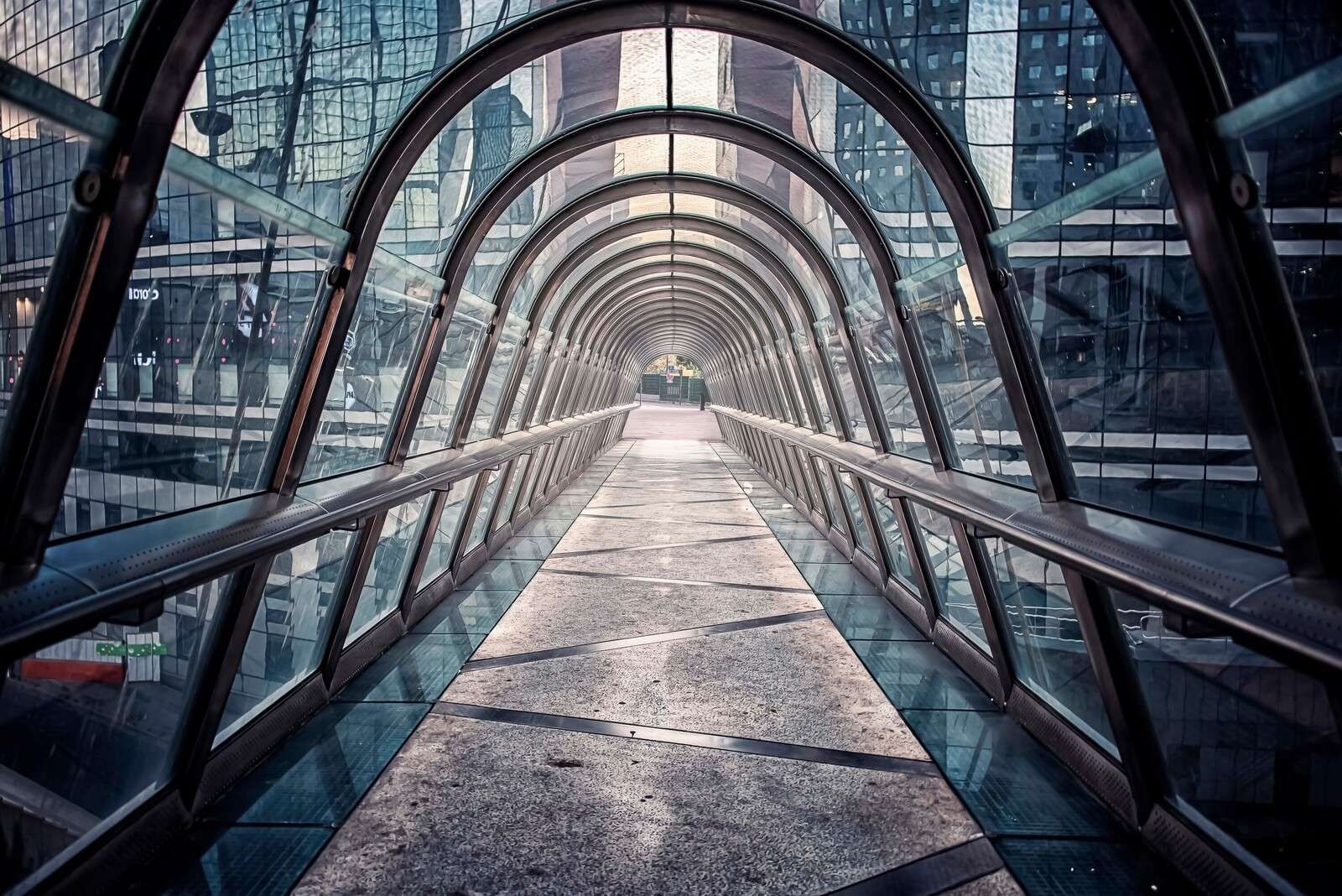 Passaggio in vetro tra torri urbane.