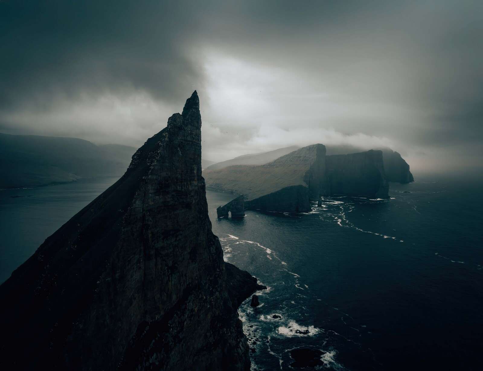 Costa rocciosa nella luce della nebbia