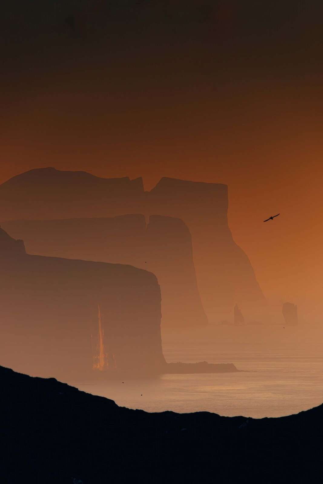 Scogliere nel bagliore infuocato della sera