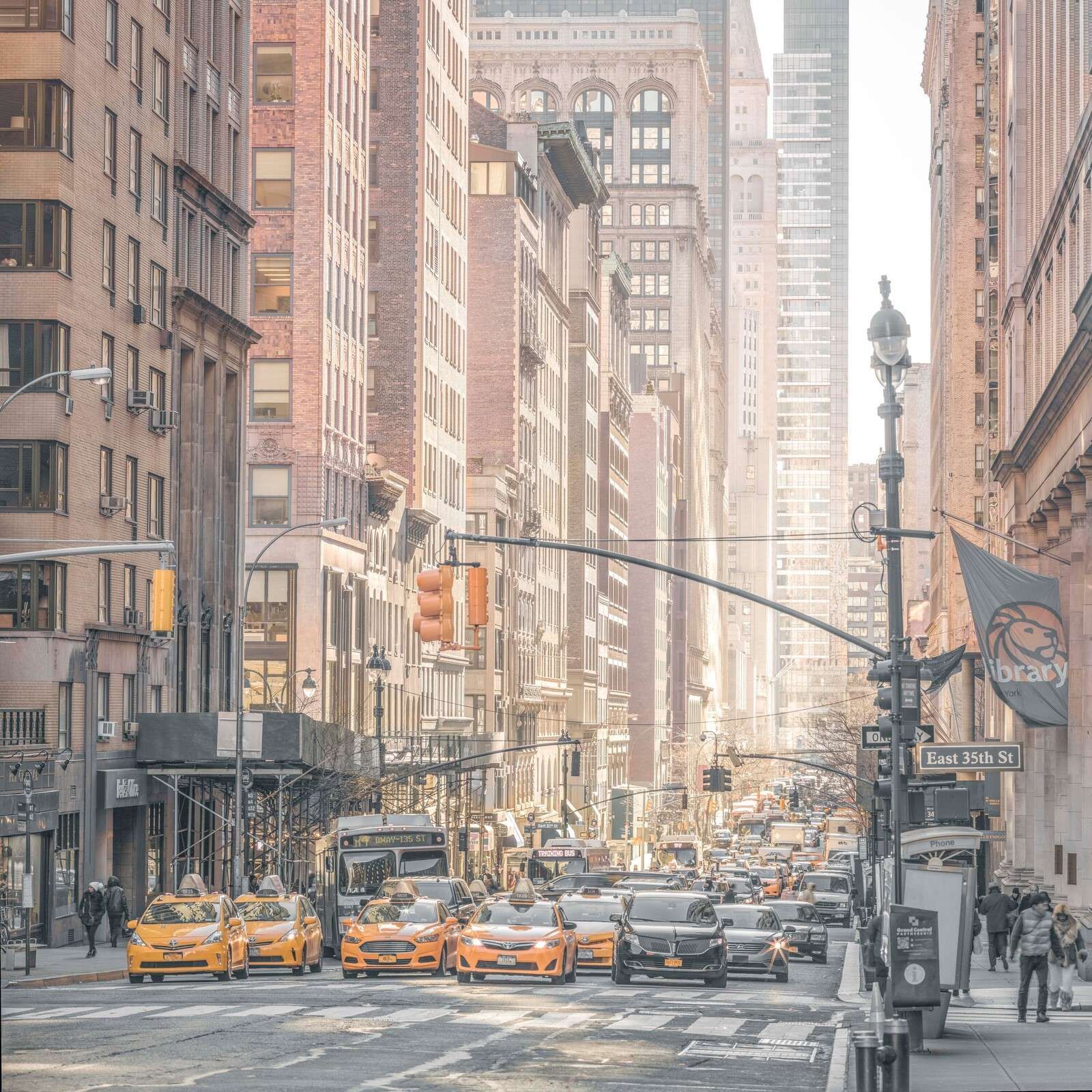 Strada urbana trafficata con taxi gialli