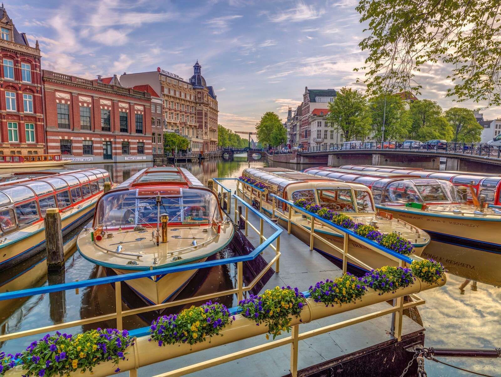 barche turistiche lungo il canale cittadino
