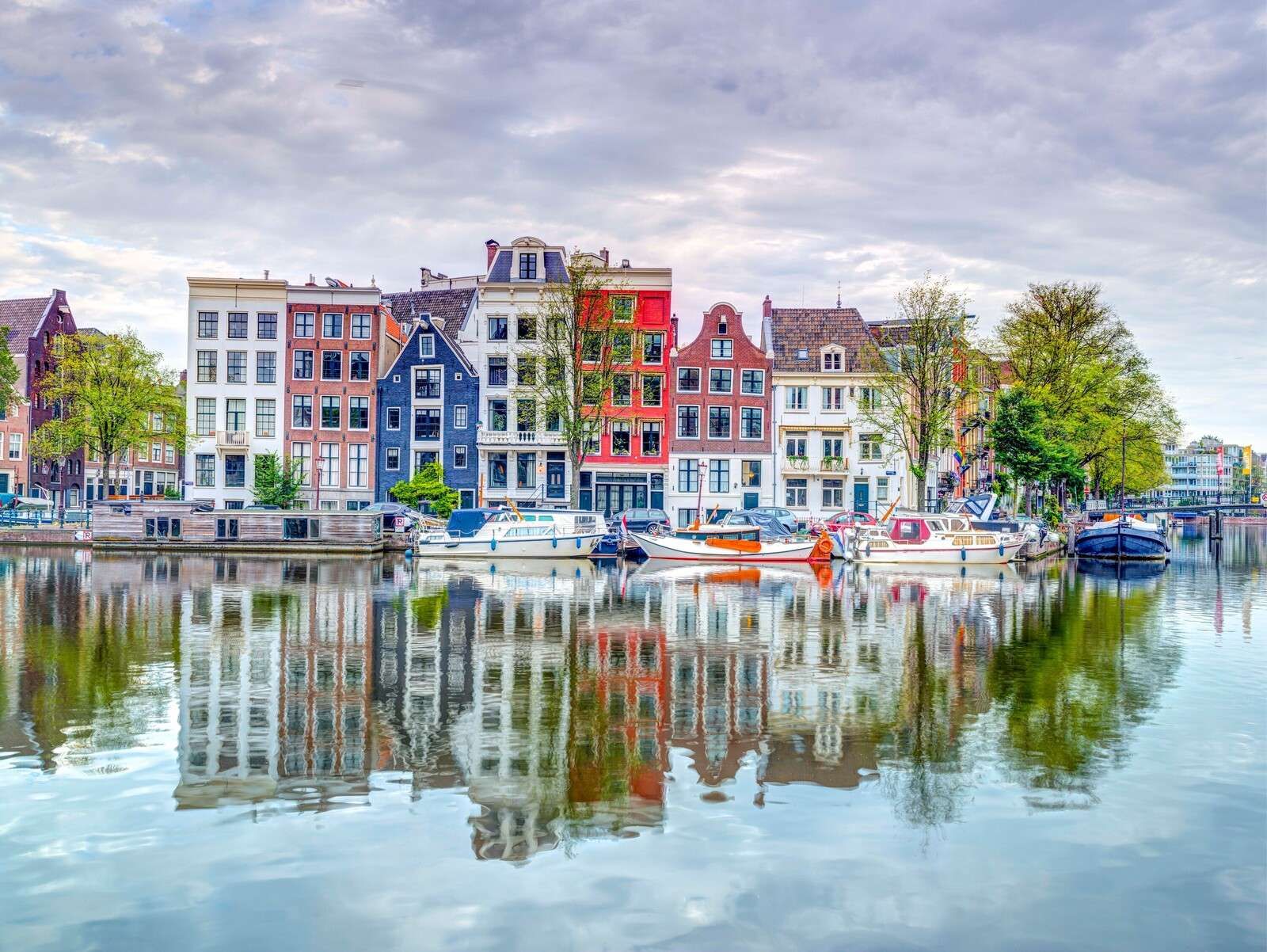 Case colorate lungo il canale sull’acqua