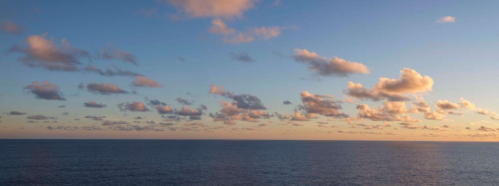 mare calmo sotto il cielo serale