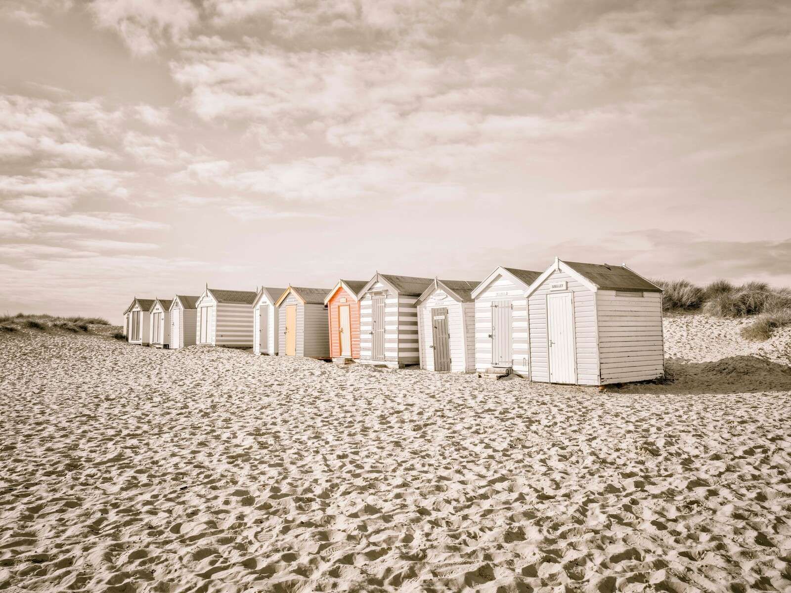 Casette da spiaggia su una tranquilla spiaggia dunosa