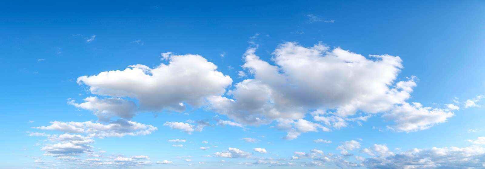 Nuvole bianche nel cielo blu
