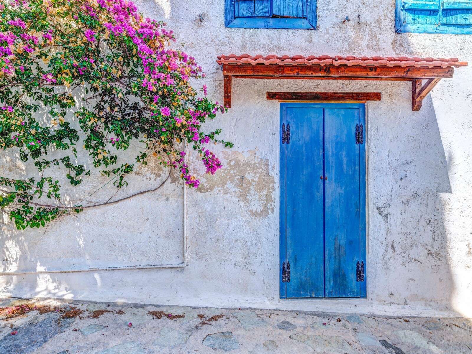 Porta blu con bouganvillea