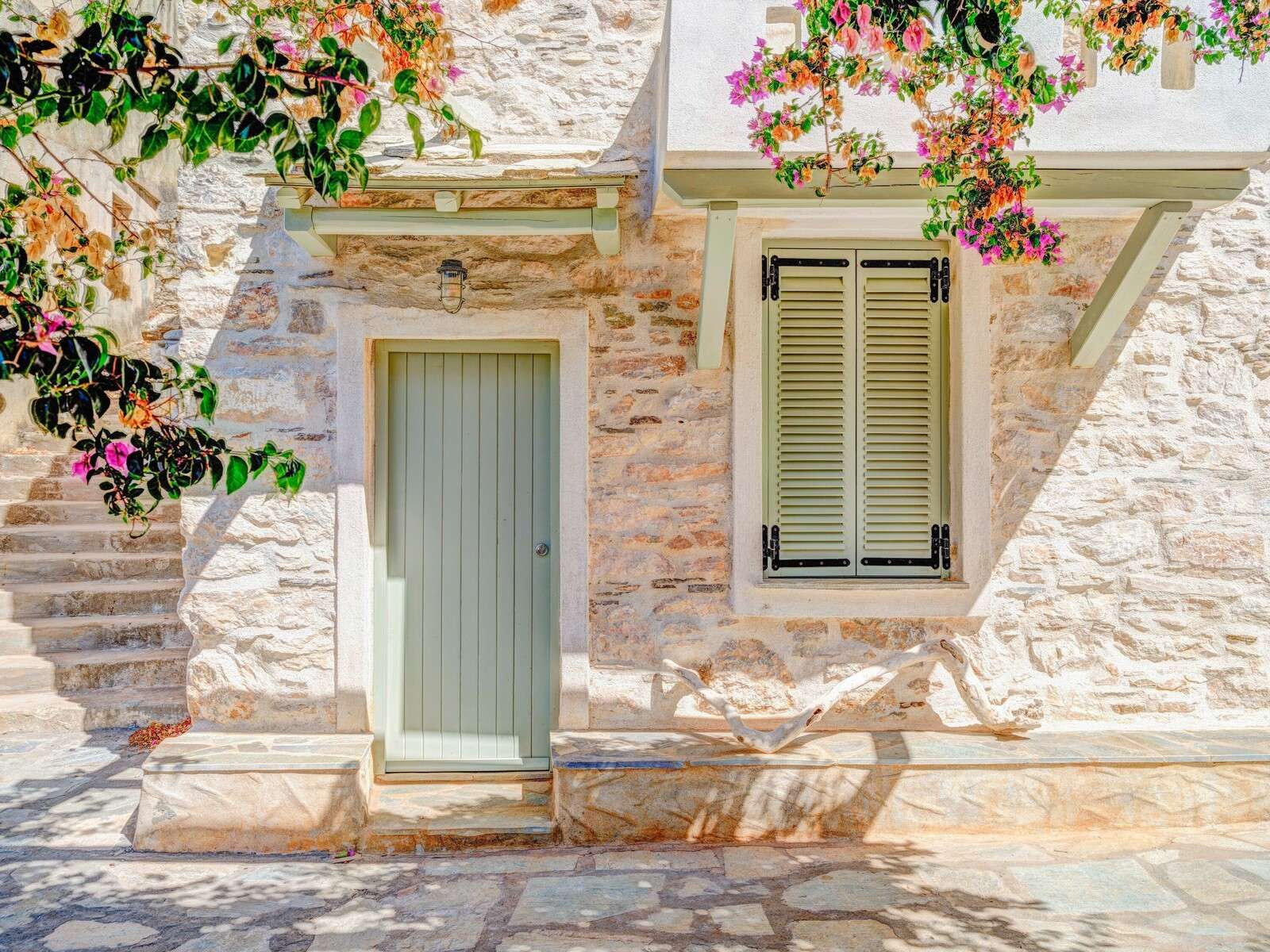 Facciata in pietra mediterranea con bougainvillea