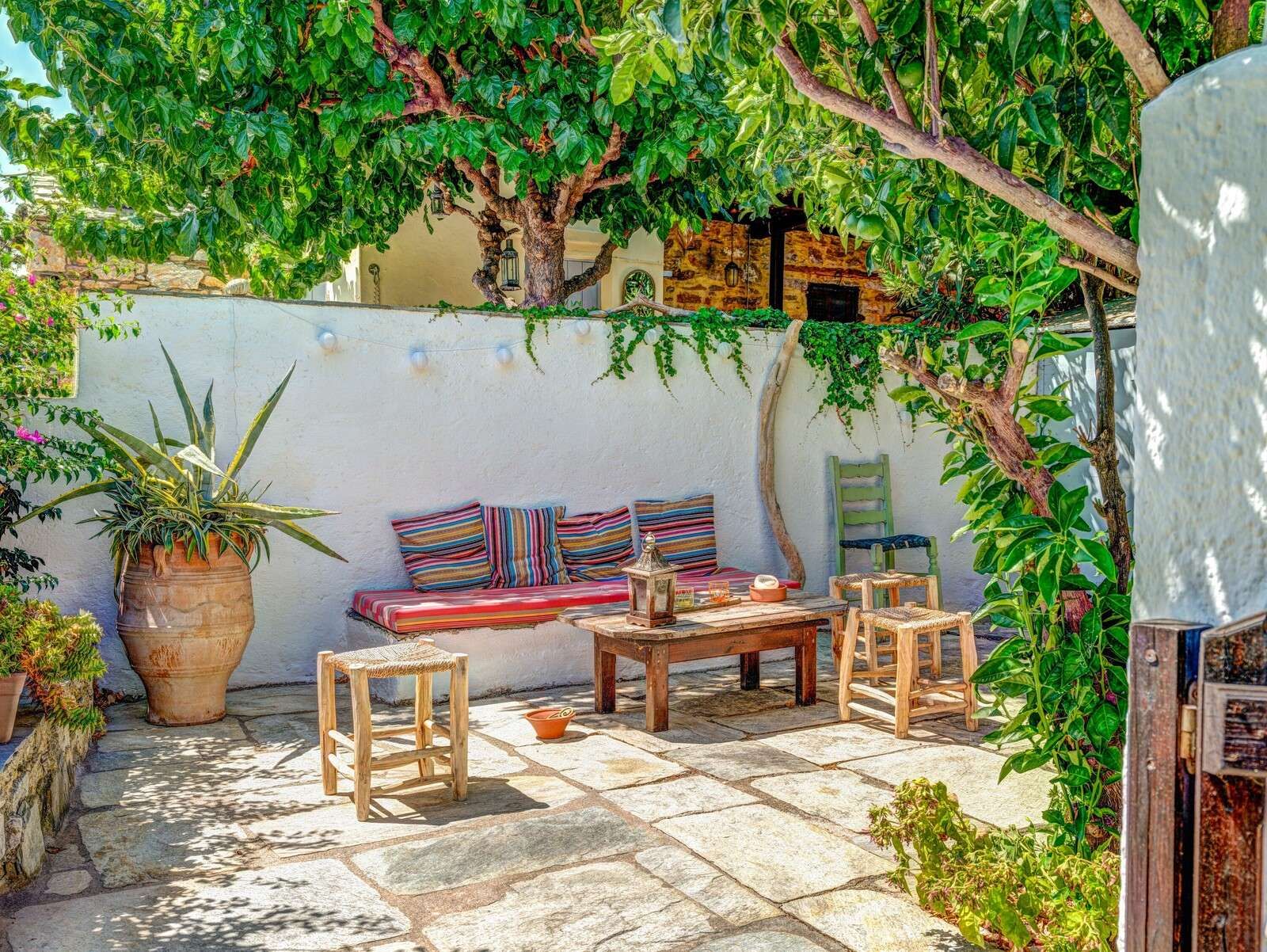 Patio mediterraneo con cuscini colorati