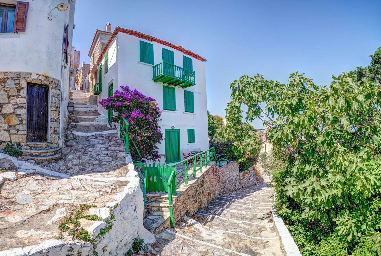 Villaggio mediterraneo con persiane verdi