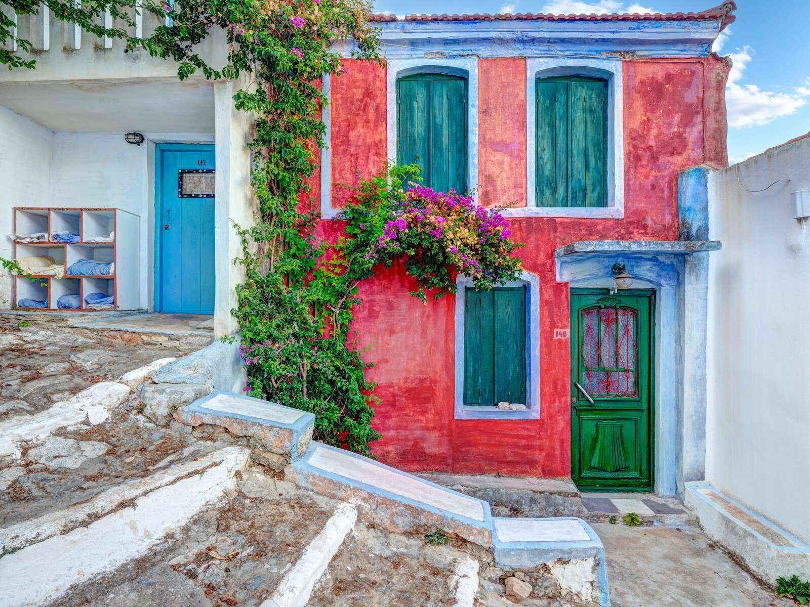 Facciata mediterranea colorata con fiori