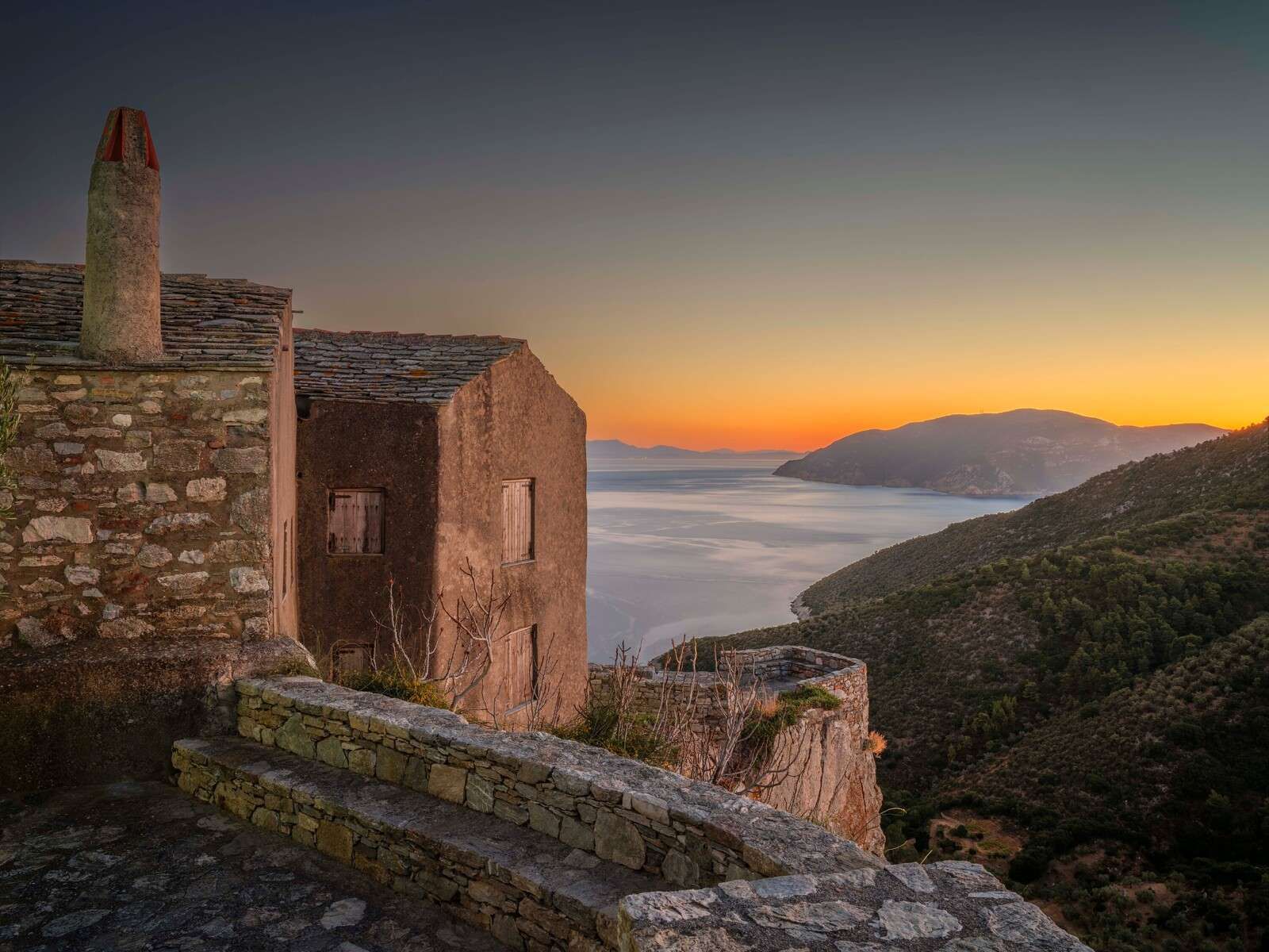 Villaggio costiero di pietra al mare della sera