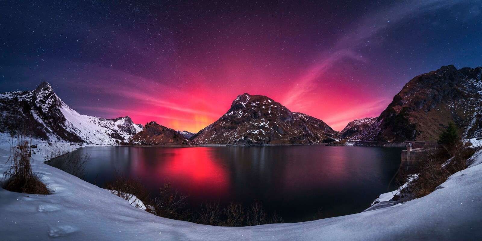 Aurora boreale sopra un lago di montagna