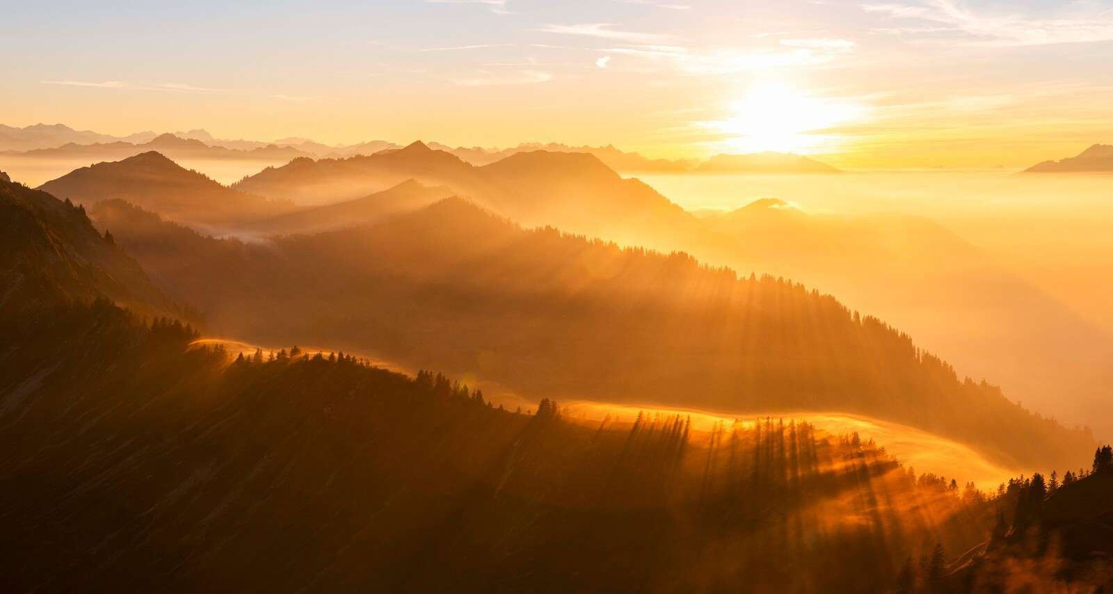 Raggi di sole su un paesaggio montano