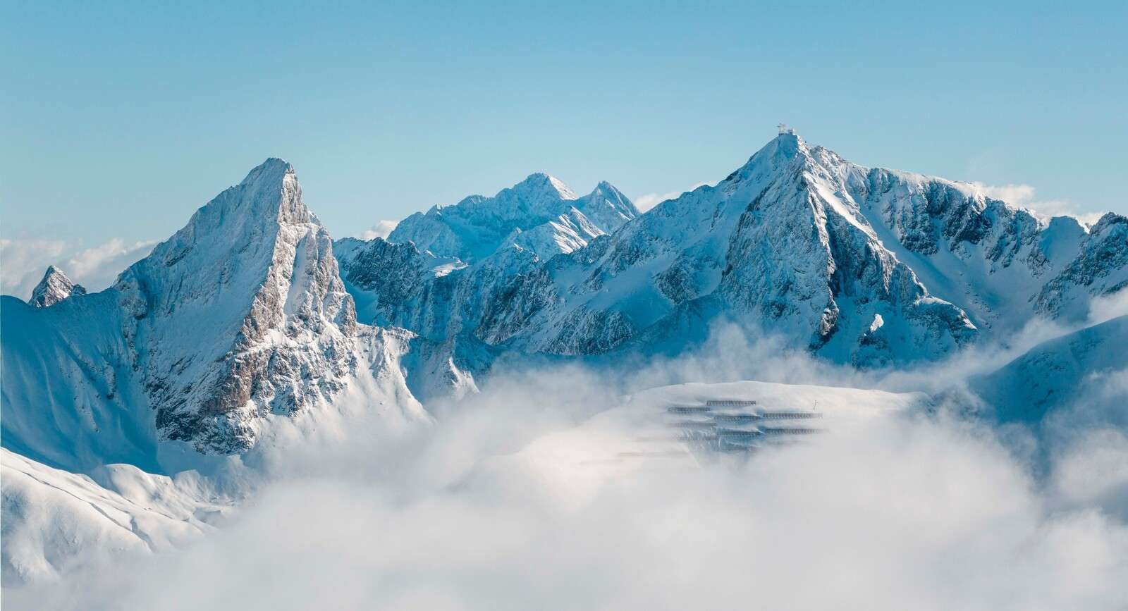 cime montuose innevate nella nebbia