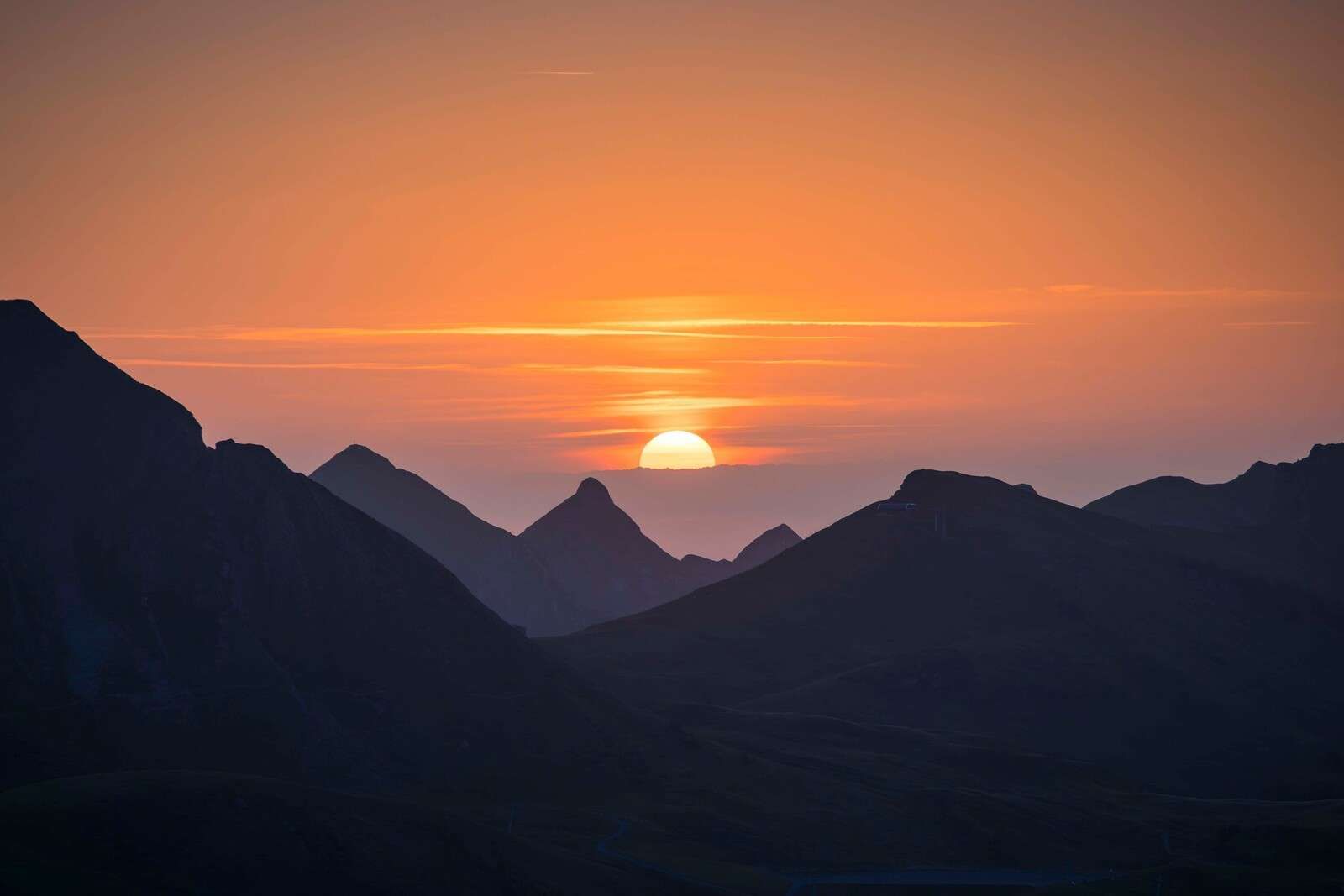 Tramonto tra le cime delle montagne