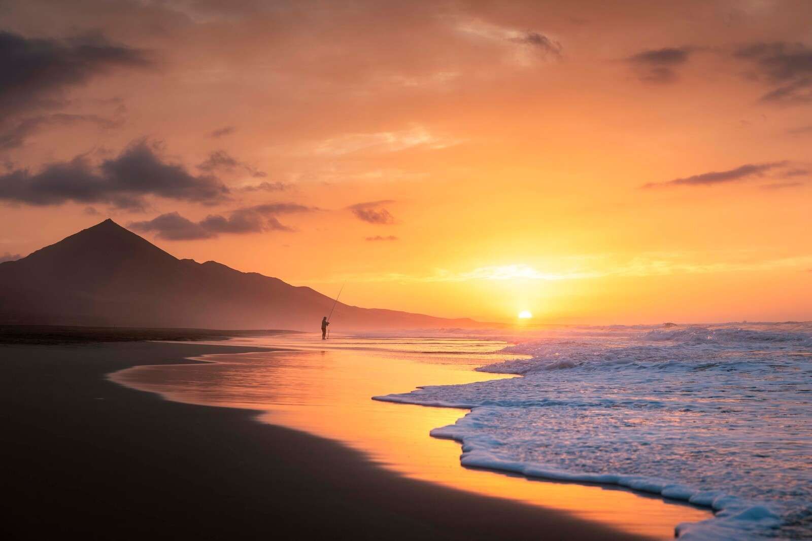 spiaggia dei pescatori al tramonto